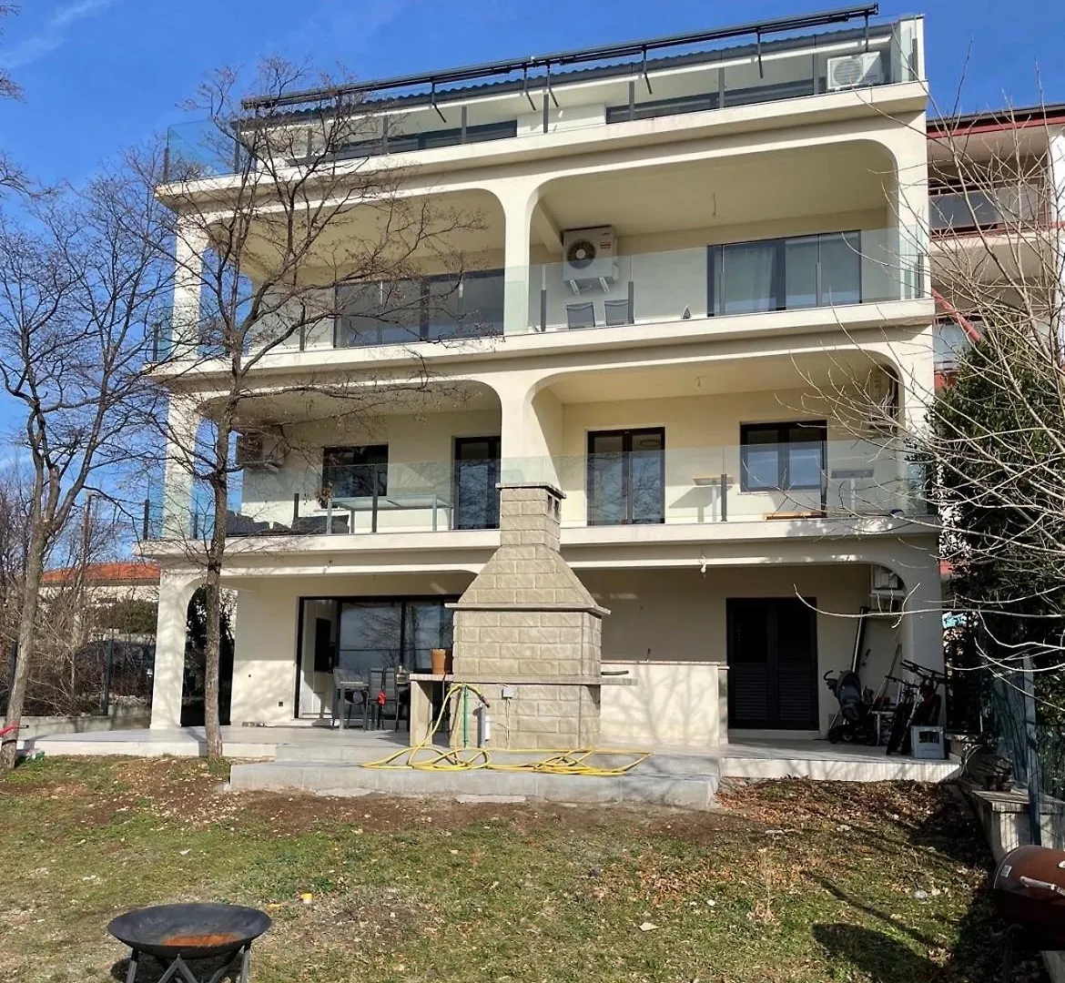 Apartments Sara Jadranovo